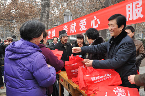 综合陕西省福彩系统开展学雷锋献爱心活动