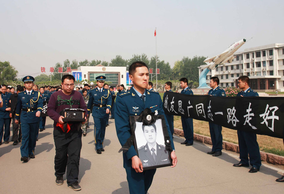 5月12日,济空航空兵某师官兵为冯思广烈士送行.