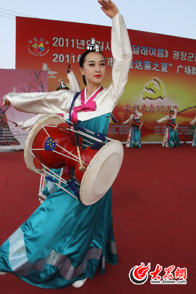 朝鲜族姑娘在表演长鼓舞.