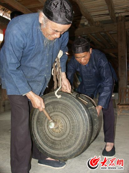 走近水族:马尾绣冲出国门 水书先生面临断代