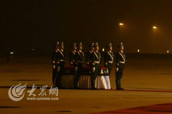 记者 赵兵 亓翔)20:13分,武警山东总队司令员李苏鸣宣布迎接仪式开始