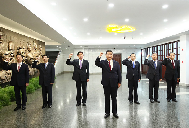 2017年10月31日,习近平带领其他中共中央政治局常委同志一起重温