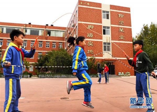 10月15日,在新乡市新区小学操场上,学生在练习跳绳.