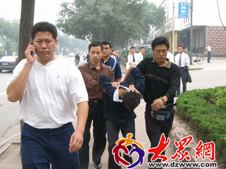 刑警大队机动侦查中队侯文强副中队长带领民警抓获嫌疑人王某.