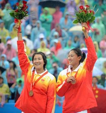 Bronze medallists Xue Chen (R) and Zhang Xi of China wave on the podium during the victory ceremony of women's beach volleyball medal matches of the Beijing 2008 Olympic Games in Beijing, China, Aug. 21, 2008. (Xinhua Photo)