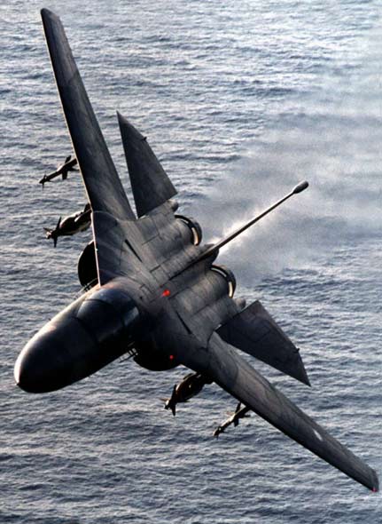 澳大利亚空军列装的f-111型变后掠翼战斗轰炸机