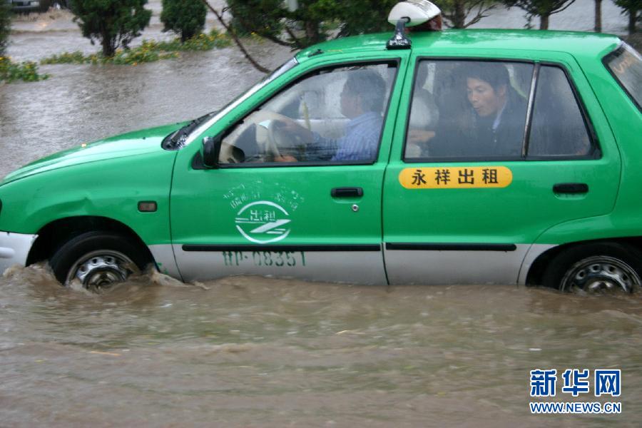 2011-08-17 15:18   8月15日,一辆出租车在甘肃省甘南州合作市区内的