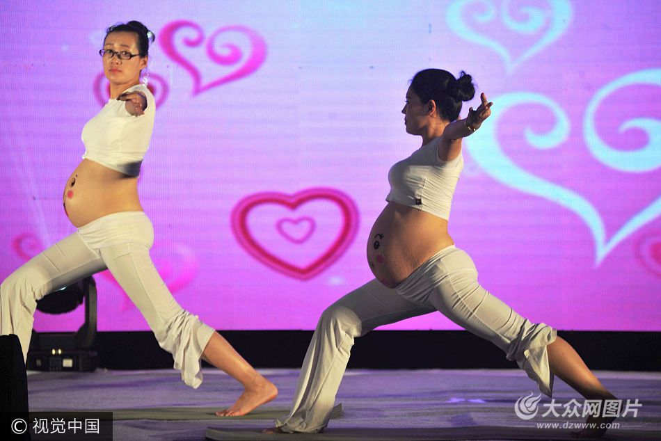 青岛:怀孕8个月孕妈妈瑜伽表演引掌声