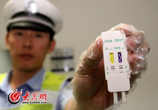 民警在嫌疑人车内搜出冰毒约一克,吸毒工具"锅子"两套.