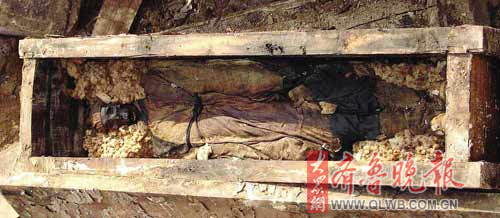 经寿光市博物馆工作人员初步鉴定,该干尸下葬时间为明代.