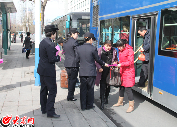 女性乘车如何防贼 反扒女警现场支招