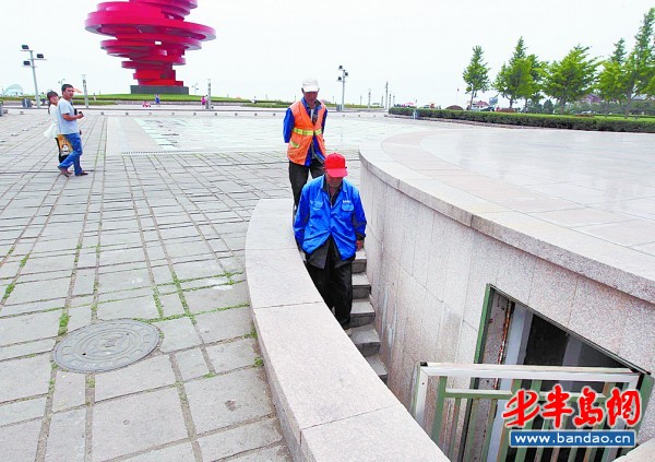 在"五月的风"雕塑西边,有一个大舞台,舞台的下面住着数十名环卫工人