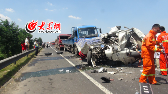 今天中午11时,发生在青银高速通往青岛方向185公里处的4车追尾事故