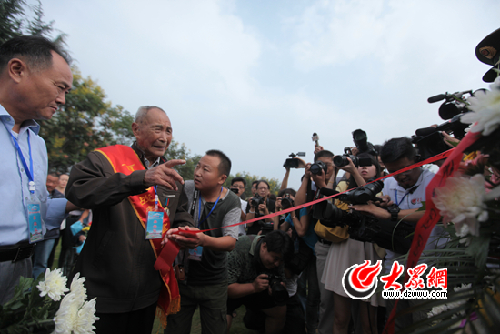 在京杭大运河河畔,台儿庄大战无名英雄墓前,年近百岁的抗战老兵孙殿修