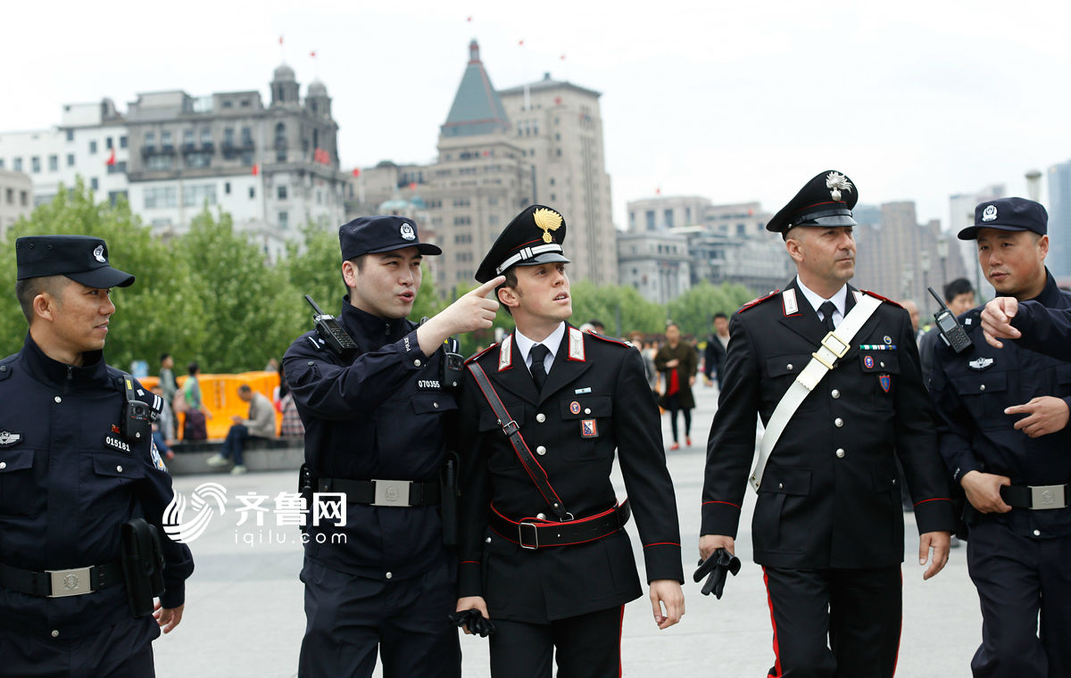 意大利警察亮相上海外滩 与上海民警联合巡逻