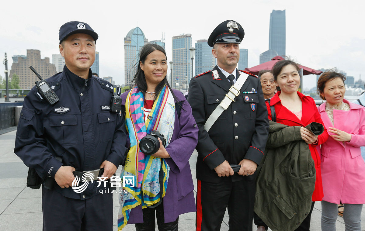 意大利警察亮相上海外滩 与上海民警联合巡逻