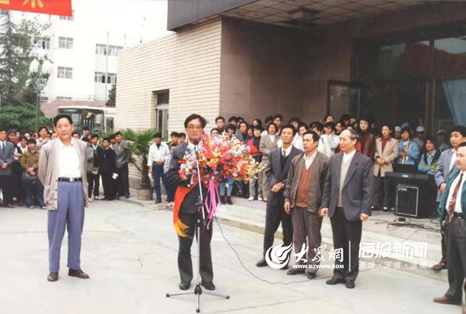 1995年,齐鲁制药集团董事长李伯涛荣获"全国劳动模范.