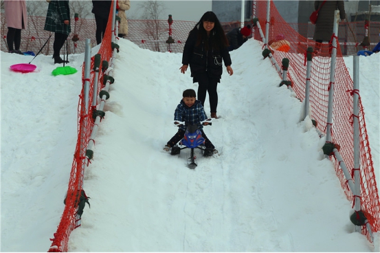 不出聊城也能滑雪啦!南湖湿地公园滑雪场开业