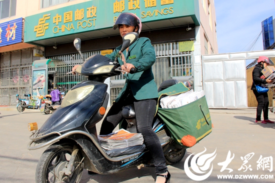 日照乡村女邮递员一车一邮包每天投递千份报