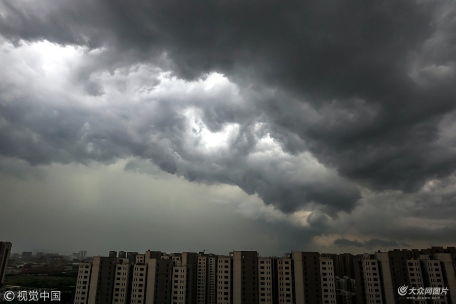 2018年7月26日,济南突现强对流雨天气,市区乌云黑压恍如晚上.