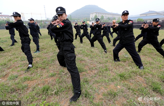 2016年04月20日,山东省枣庄市,司法警察在枣庄警校进行擒敌技能训练.