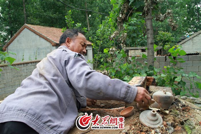 魏延年开始"取货,烟熏火燎,很熏眼.