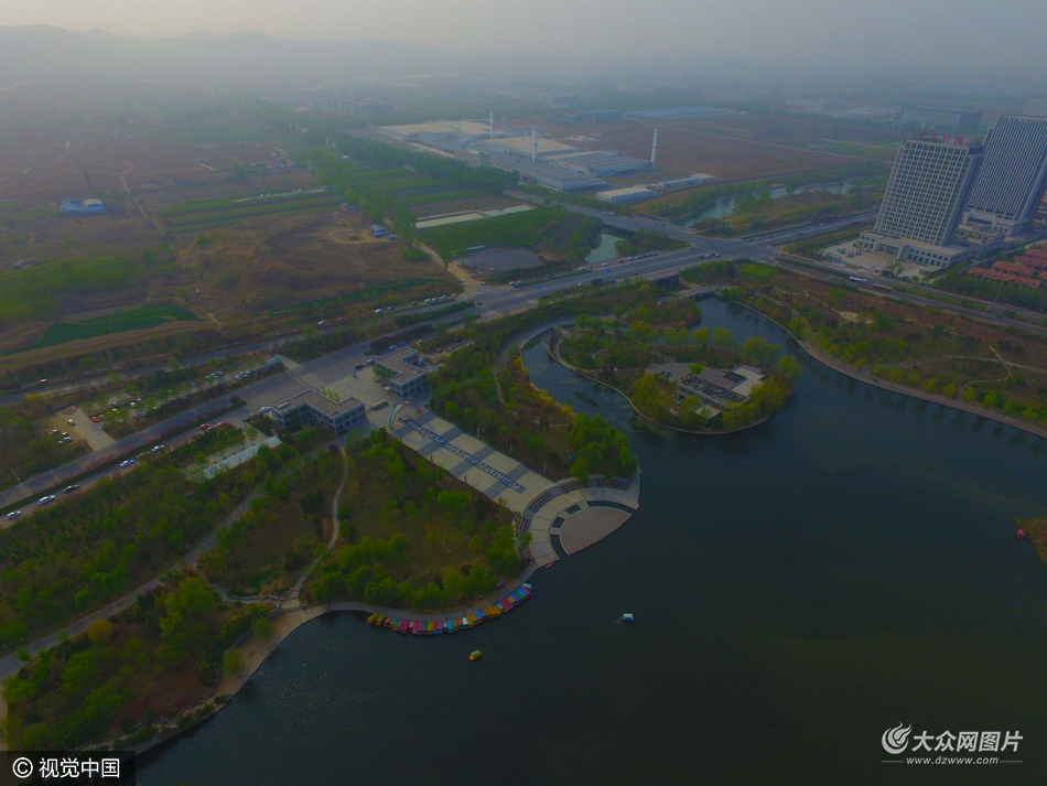 航拍济南彩虹湖公园 碧波荡漾满目青翠