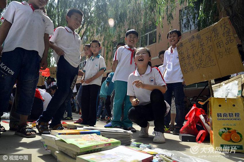 聊城一学校举办校园淘宝节 小学生使出浑身解数推销商品