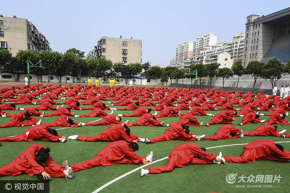 济南小学生习太极拳修身心(2/5)