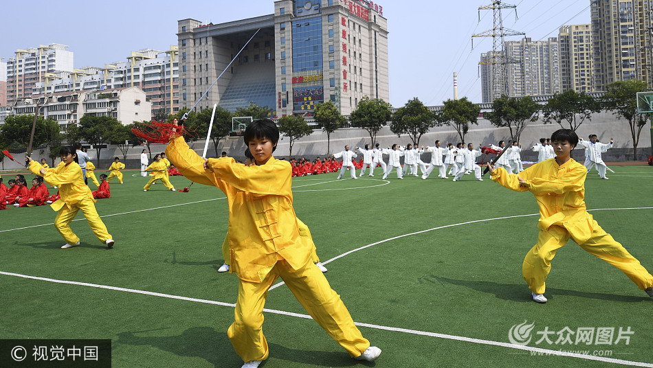 济南小学生习太极拳修身心