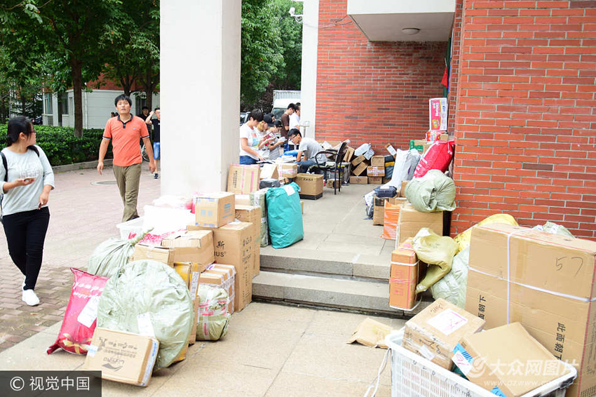 青岛:高校陆续开学 校园快递激增