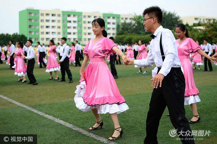 昌乐二中的学生在操场上伴随着优美的音乐起舞.