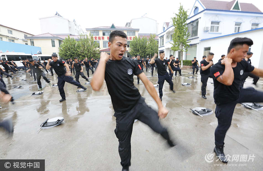 临沂:特警雨中练精兵 提升处置突发事件能力