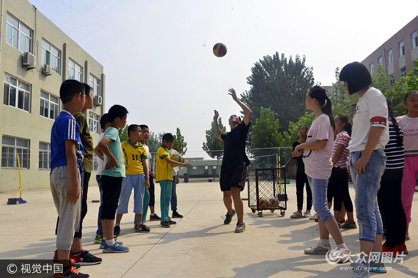 聊城小学成立校园排球队乡村娃忙练球