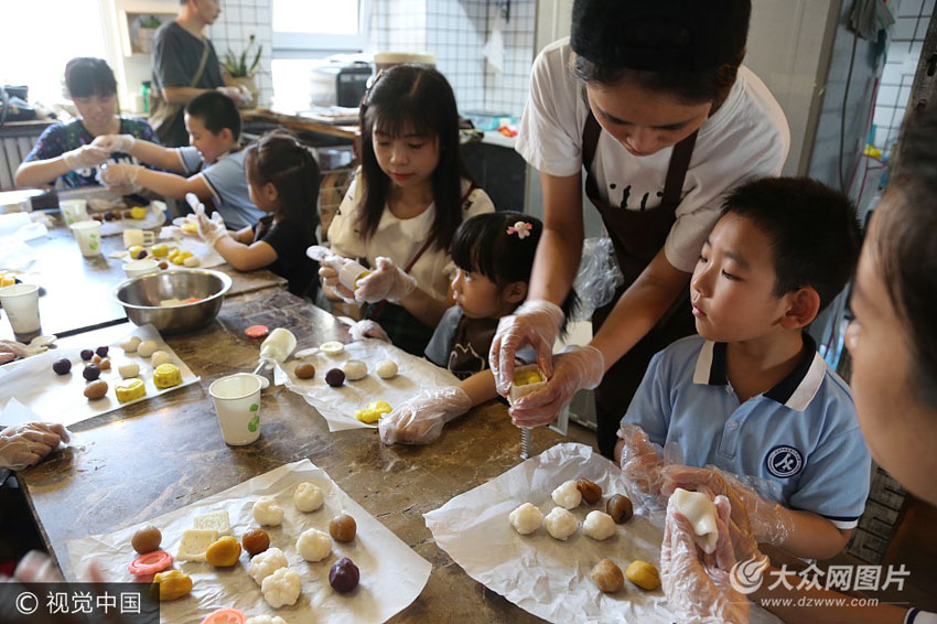 济南:小学生手工制作冰皮月饼迎"中秋" (2/8)