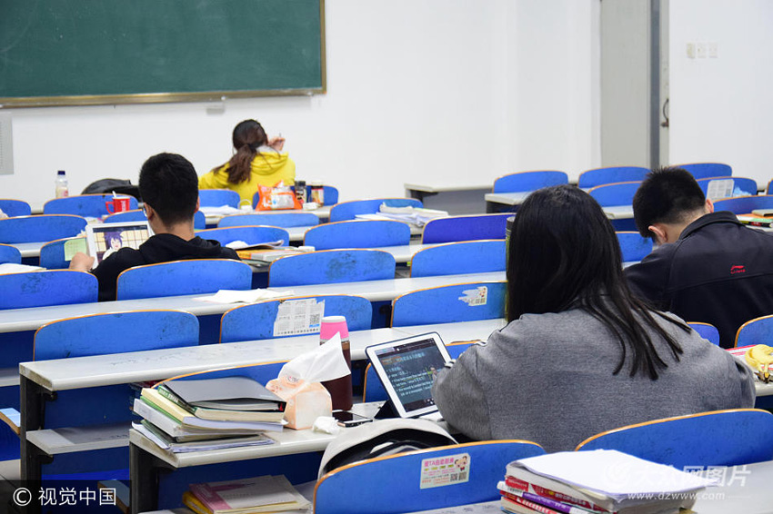 山东科技大学自习室内积极备考的同学