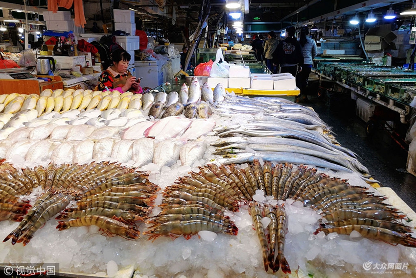 2018年11月28日,山东青岛西海岸新区武夷山路海鲜市场,摊贩出售的