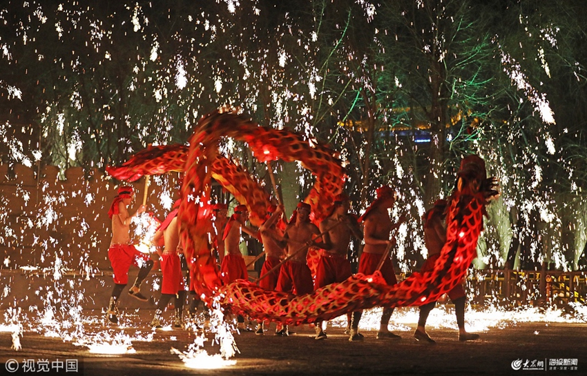 枣庄:台儿庄花灯璀璨迎元宵"火龙钢花"闹新春