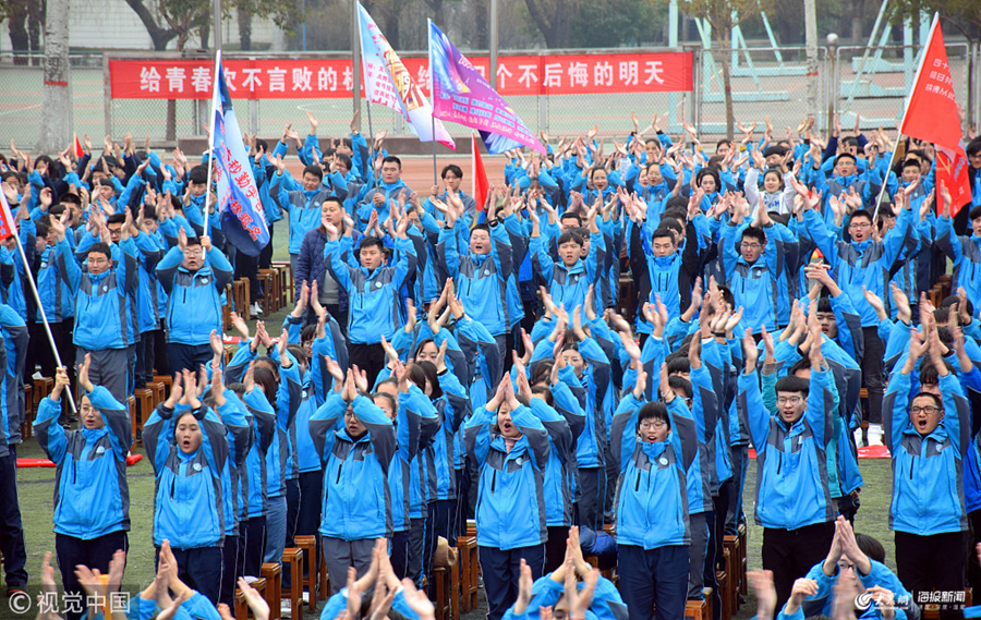 山东济宁:千余名高三学子参加高考百日誓师大会 条幅标语场面壮观