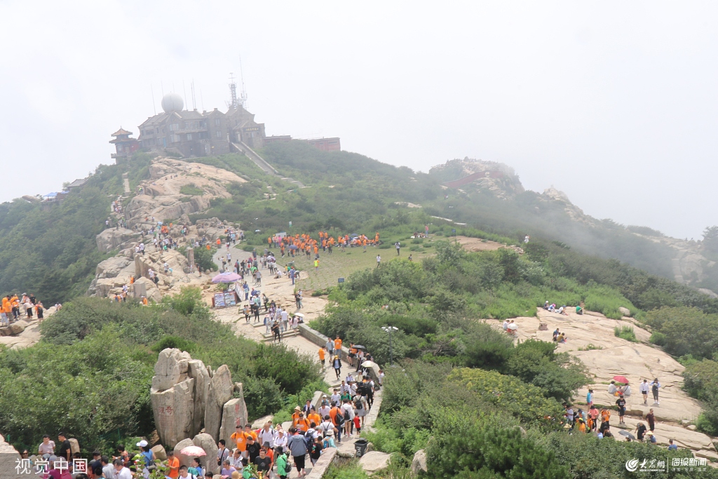 2019年8月3日,山东泰安,伴随暑期来临,泰山旅游迎来一年一度的旺季