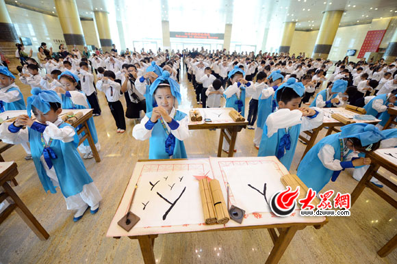 济南300余名小学新生行"开笔礼 着汉服点朱砂破蒙