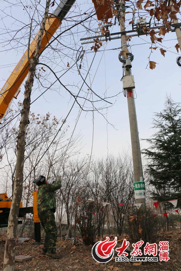 24小时待命的供电安全员 冬冻夏捂工作在一线