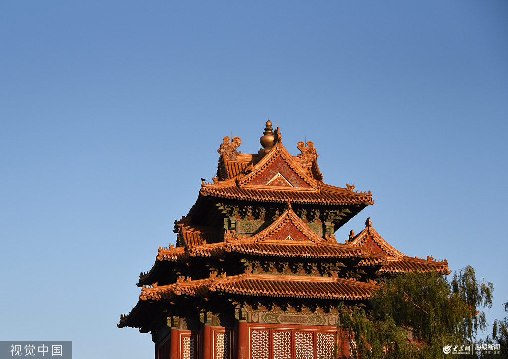 2019年10月25日,北京迎高颜值"水晶天",故宫角楼等建筑在蓝天和银杏叶