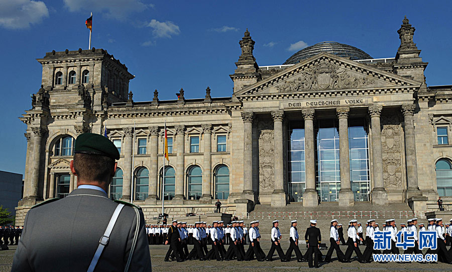 2010年7月20日,在柏林议会大厦前,德国联邦国防军的新兵