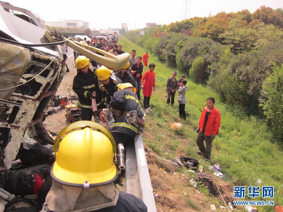 07:02 4月22日,消防人员在沿江高速江苏常熟段一起交通事故现场进行