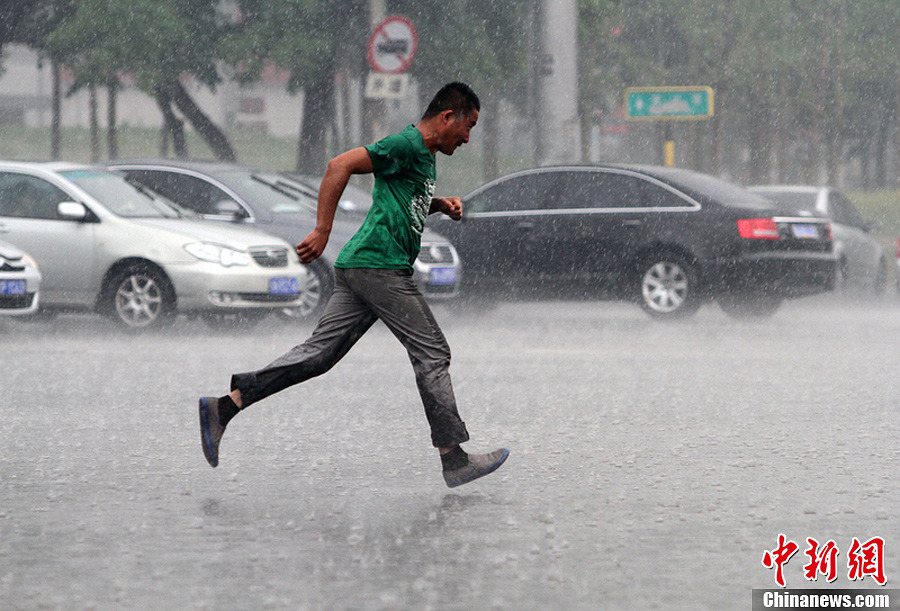 北京东南部突降阵雨 行人猝不及防