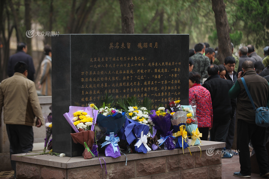 4月5日,济南英雄山革命烈士陵园无名烈士墓前摆满了菊花.