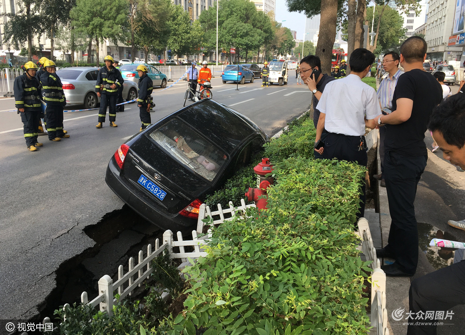 天津发生路面塌陷事故 轿车陷坑中