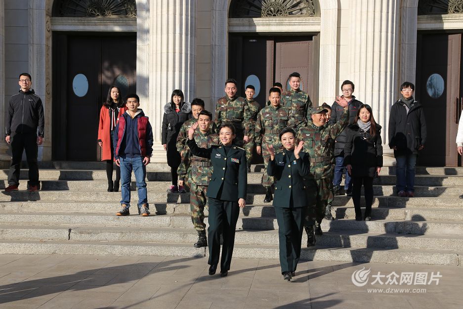 陈思思,李丹阳,金波等演员准备演唱《火箭军战歌.洪国荃摄影