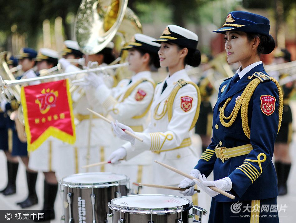 2015年8月29日,北京,联合军乐团女子乐手在训练演奏.